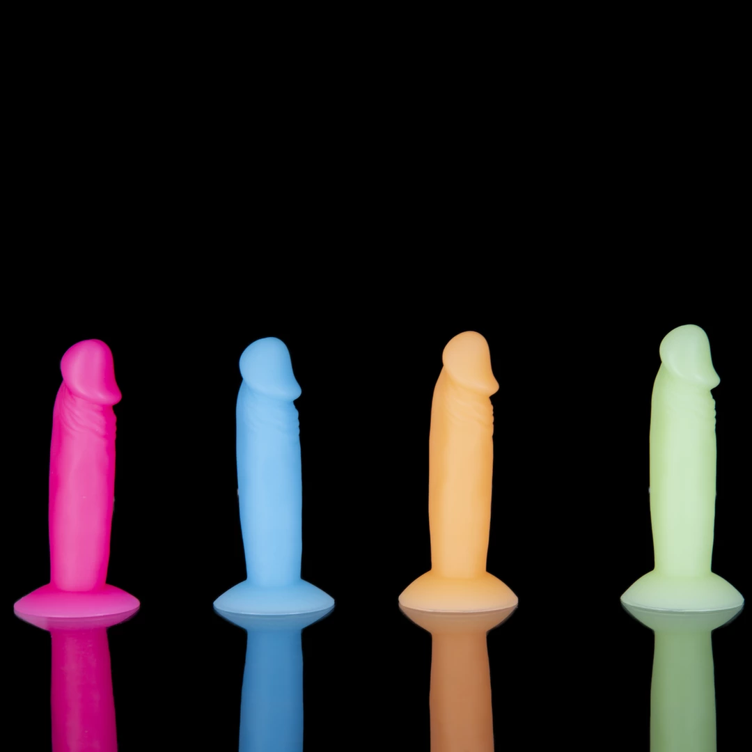 Addiction - Zestaw 4 Silikonowych Dildo Świecących W Ciemności Silly Willy 8 Addiction - Zestaw 4 Silikonowych Dildo Świecących W Ciemności Silly Willy - obrazek 8