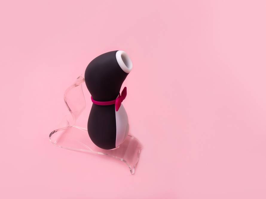Na zdjęciu przedstawiony jest masażer łechtaczki pingwinek od marki zabawek erotycznych Satisfyer na różowym tle.