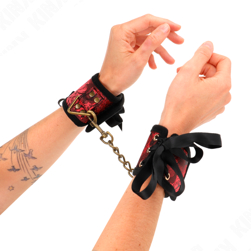 KINK - SCANDAL WRIST RESTRAINTS RED-BLACK LACE DETAILS 24.5 CM X 6.5 CM 3 KINK - SCANDAL WRIST RESTRAINTS RED-BLACK LACE DETAILS 24.5 CM X 6.5 CM - obrazek 3