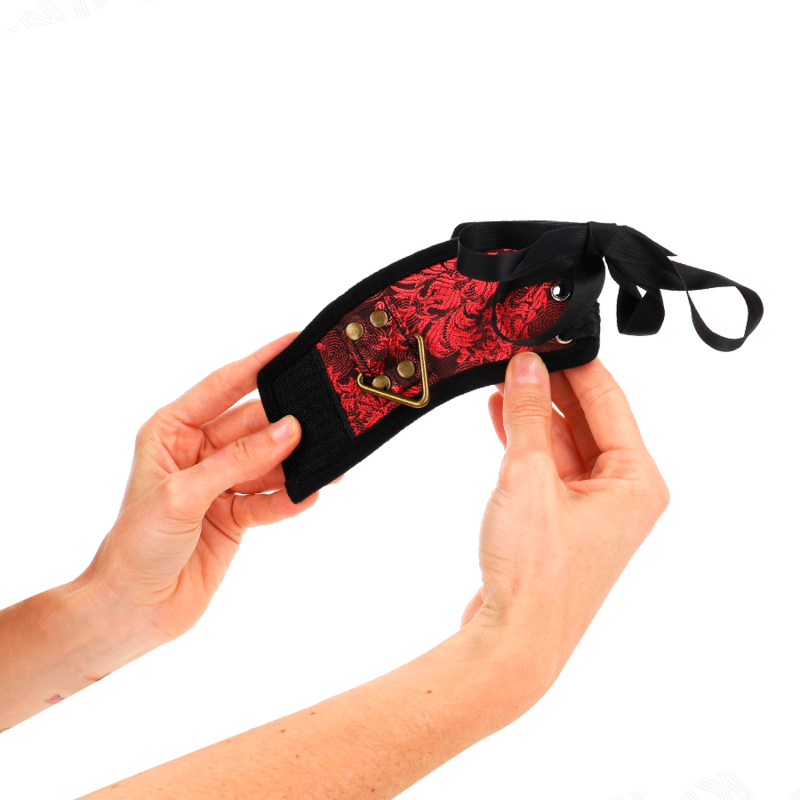 KINK - SCANDAL WRIST RESTRAINTS RED-BLACK LACE DETAILS 24.5 CM X 6.5 CM 4 KINK - SCANDAL WRIST RESTRAINTS RED-BLACK LACE DETAILS 24.5 CM X 6.5 CM - obrazek 4