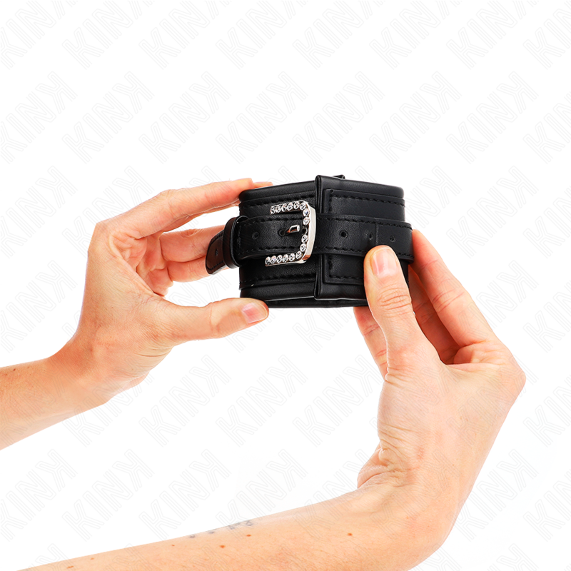 KINK - RHINESTONE BUCKLE WRIST RESTRAINTS BLACK ADJUSTABLE 25-32 CM X 5.5 CM 4 KINK - RHINESTONE BUCKLE WRIST RESTRAINTS BLACK ADJUSTABLE 25-32 CM X 5.5 CM - obrazek 4