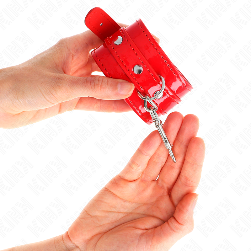 KINK - SHINY HAND CUFFS RED ADJUSTABLE 23-33 CM 3 KINK - SHINY HAND CUFFS RED ADJUSTABLE 23-33 CM - obrazek 3