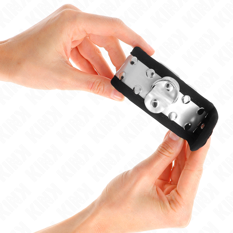 KINK - THIN WRIST RESTRAINTS BLACK / SILVER 30 X 4 CM 3 KINK - THIN WRIST RESTRAINTS BLACK / SILVER 30 X 4 CM - obrazek 3