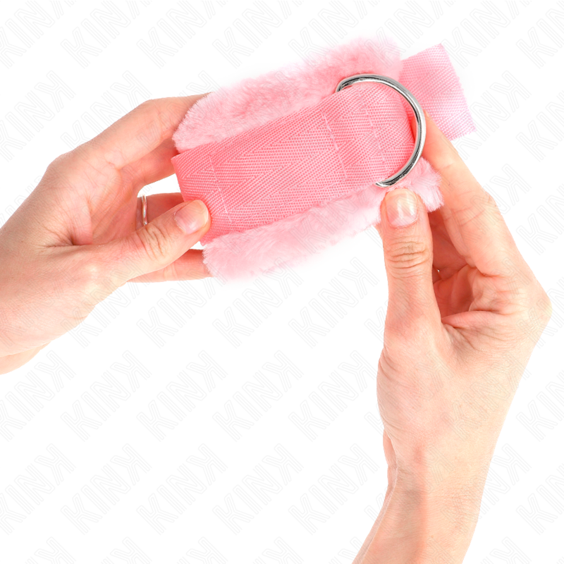 KINK - FURRY LINED WRIST RESTRAINTS PINK ADJUSTABLE 17-31 CM X 7 CM 3 KINK - FURRY LINED WRIST RESTRAINTS PINK ADJUSTABLE 17-31 CM X 7 CM - obrazek 3