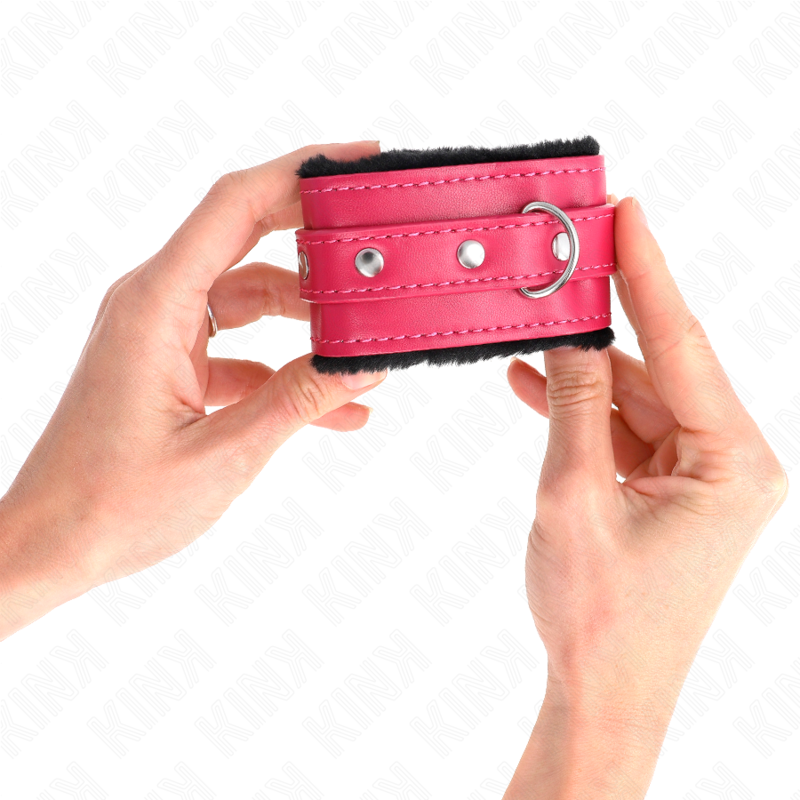 KINK - PREMIUM FUR LINED WRIST RESTRAINTS BLACK WITH RASPBERRY ROSE BELT ADJUSTABLE 17-29 CM X 6 CM 3 KINK - PREMIUM FUR LINED WRIST RESTRAINTS BLACK WITH RASPBERRY ROSE BELT ADJUSTABLE 17-29 CM X 6 CM - obrazek 3