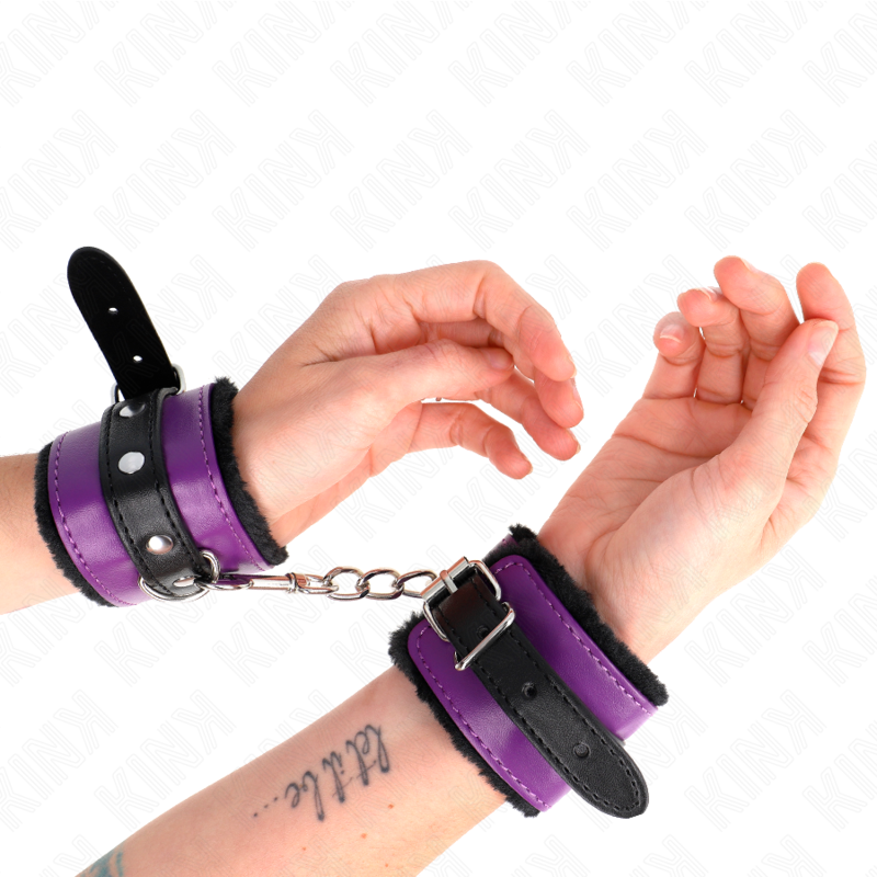KINK - PREMIUM FUR LINED WRIST RESTRAINTS BLACK WITH PURPLE / BLACK BELT ADJUSTABLE 17-29 CM X 6 CM 4 KINK - PREMIUM FUR LINED WRIST RESTRAINTS BLACK WITH PURPLE / BLACK BELT ADJUSTABLE 17-29 CM X 6 CM - obrazek 4