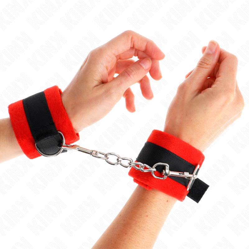 KINK - BEGINNER FUR HAND CUFFS BLACK-RED 30 X 7 CM 4 KINK - BEGINNER FUR HAND CUFFS BLACK-RED 30 X 7 CM - obrazek 4