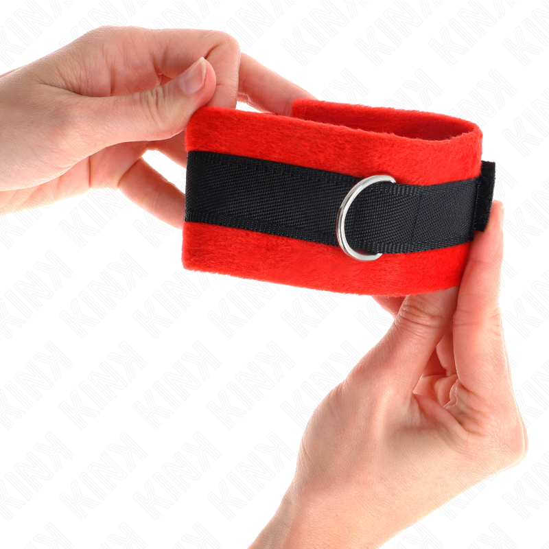 KINK - BEGINNER FUR HAND CUFFS BLACK-RED 30 X 7 CM 3 KINK - BEGINNER FUR HAND CUFFS BLACK-RED 30 X 7 CM - obrazek 3