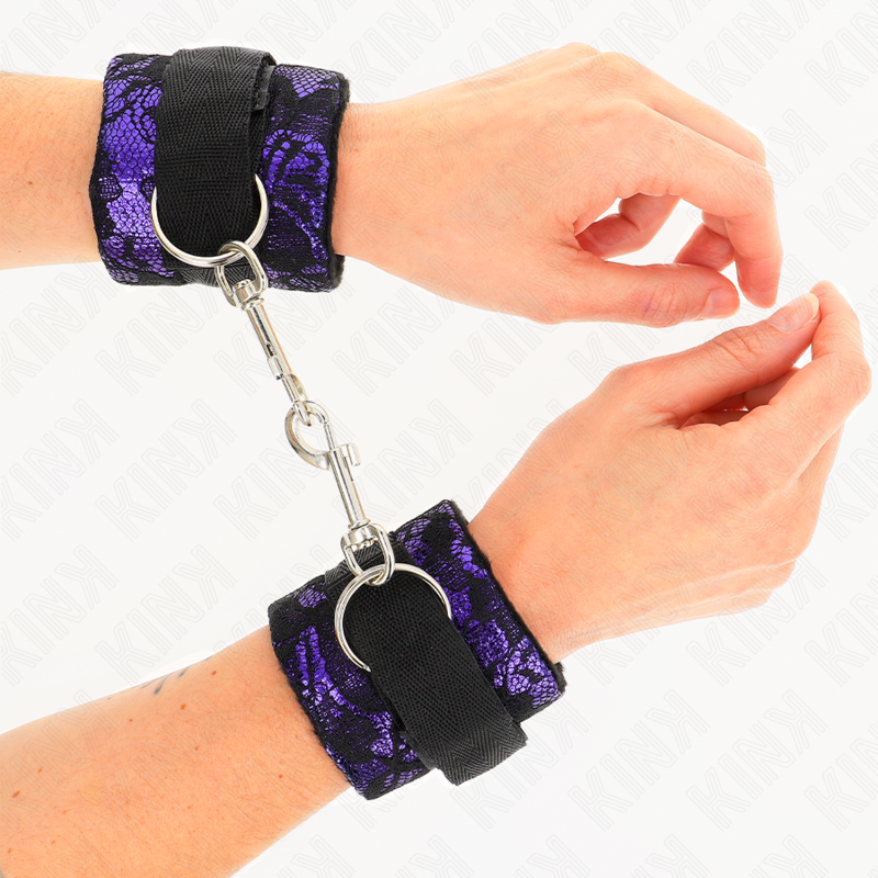 KINK - SHORT VELVET LACE WRIST RESTRAINTS AND NYLON BIND PURPLE / BLACK 23 X 6.5 CM 3 KINK - SHORT VELVET LACE WRIST RESTRAINTS AND NYLON BIND PURPLE / BLACK 23 X 6.5 CM - obrazek 3